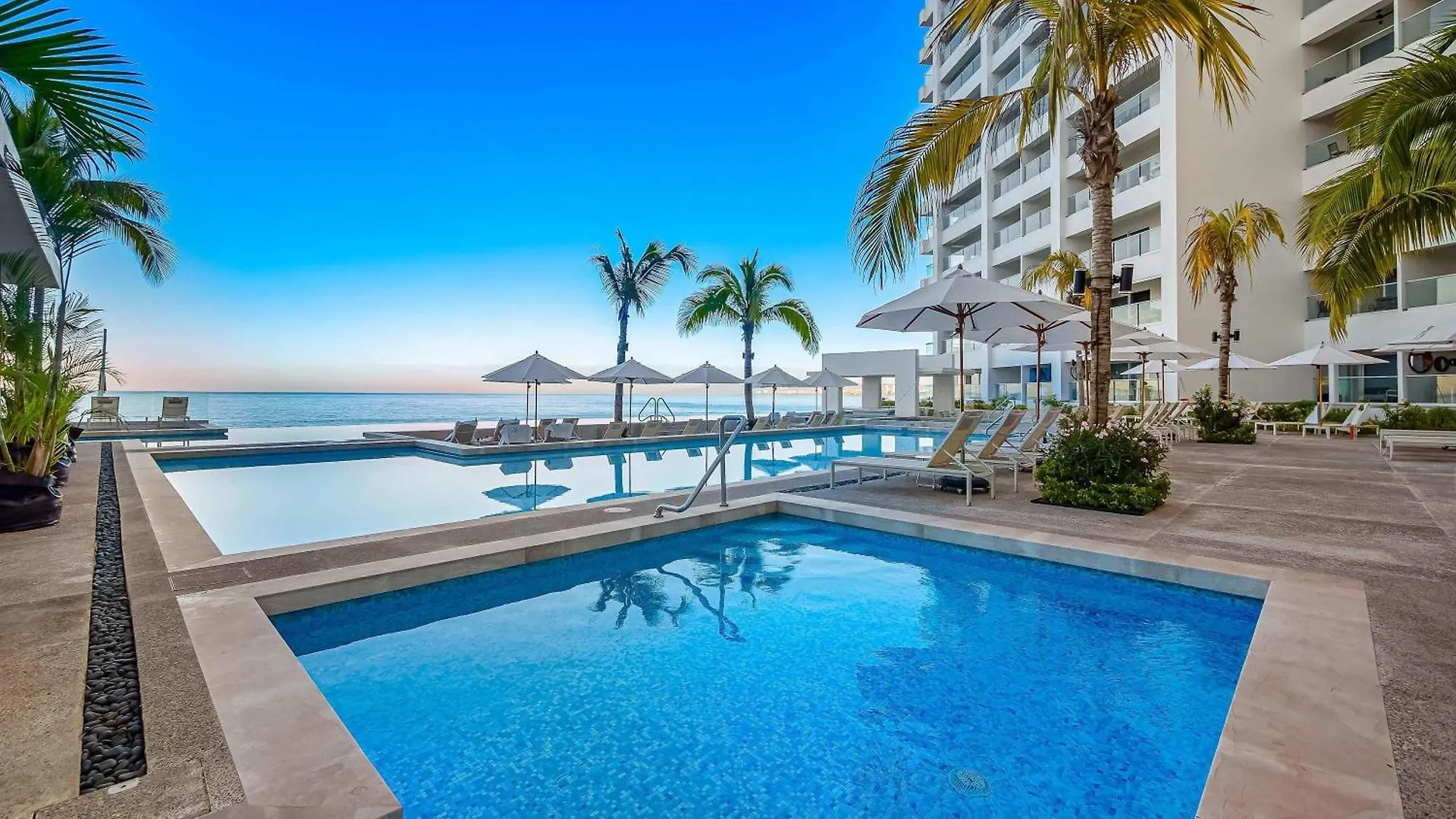 Stunning Beachfront Condo - Sea Views & Pools Puerto Vallarta Mexiko
