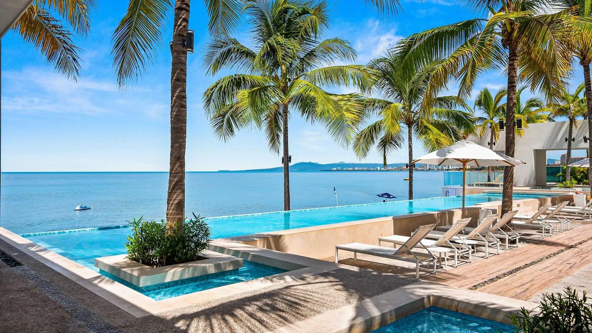 Stunning Beachfront Condo - Sea Views & Pools Puerto Vallarta Mexiko